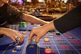 Tampilan roda Monopoly Live dengan dealer langsung di studio kasino profesional